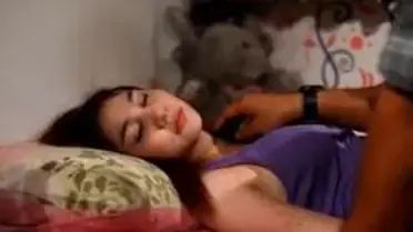 Gadis Cantik Pasrah Goyang Kasur Mantap Crot