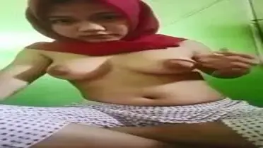 Ukhti Hijab Merah Cantik Pasrah Di Kasur